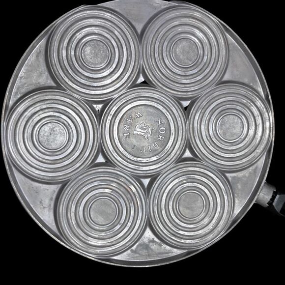 Nordic Ware Backyard Friends Silver Dollar Pancake Skillet 10 1/2" NonStick - Picture 4 of 5